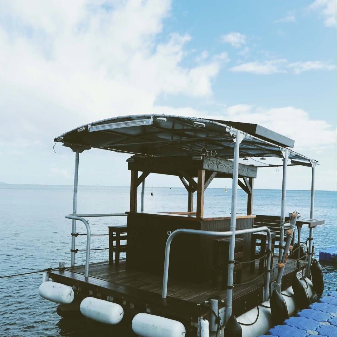 Le bateau-bar Idefix au mouillage sur le lagon